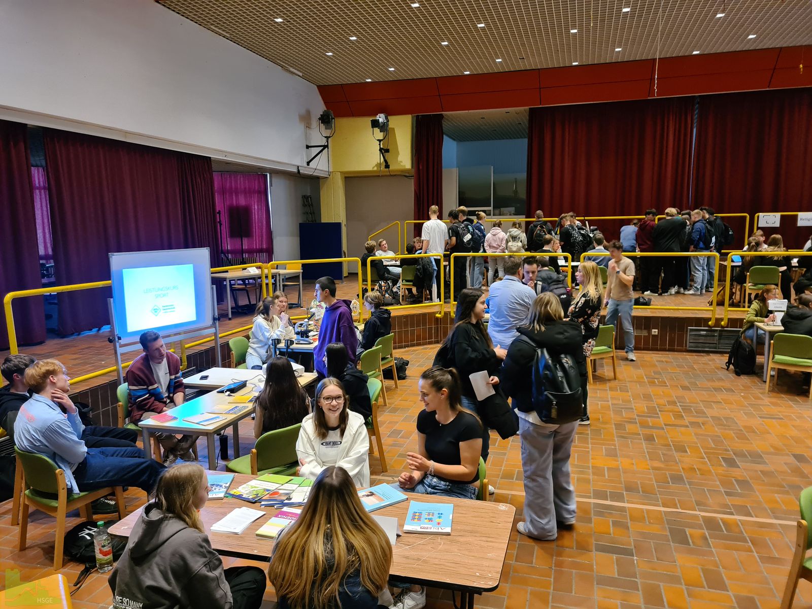 Reges Treiben in der Aula