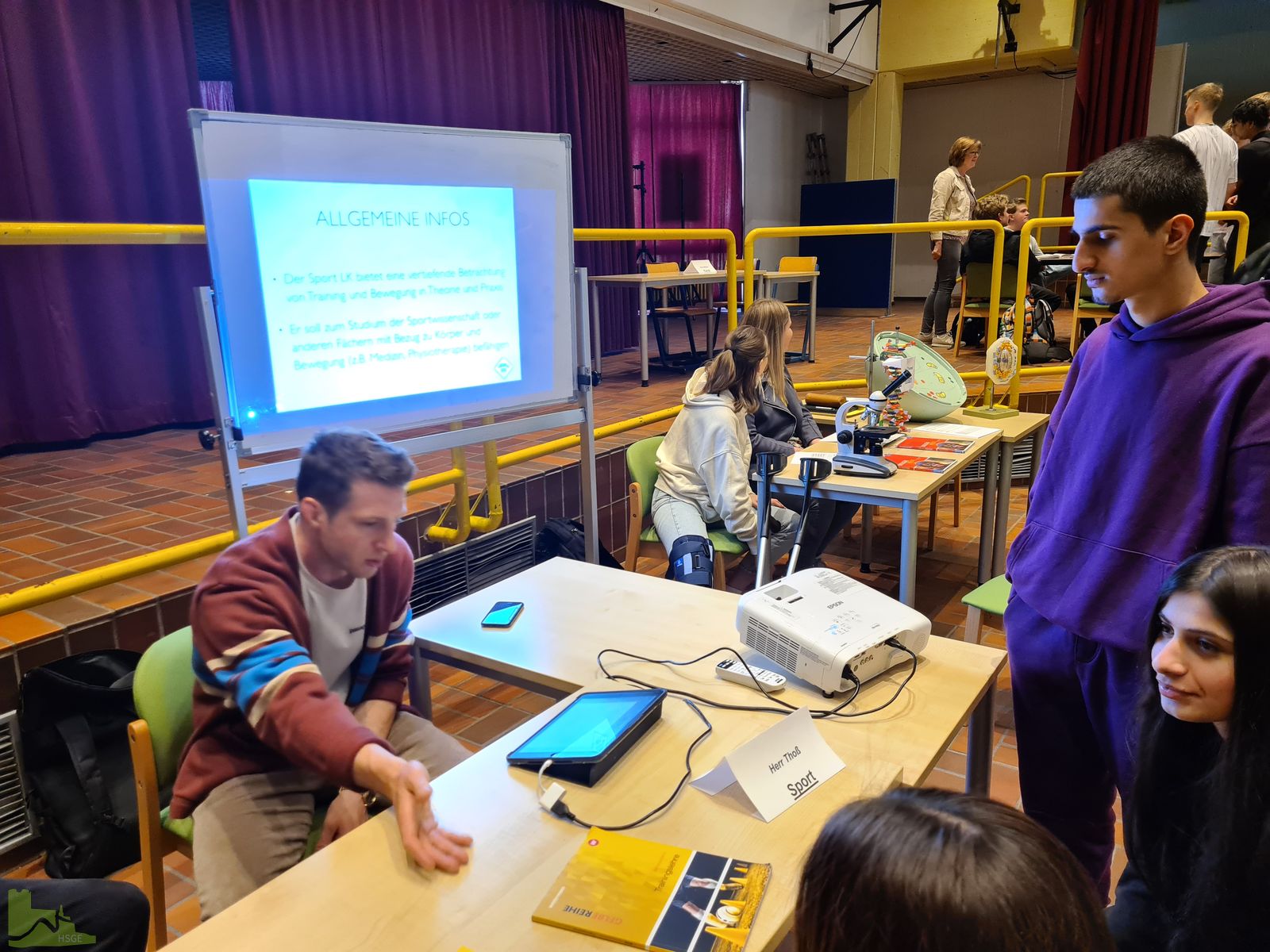 Reges Treiben in der Aula