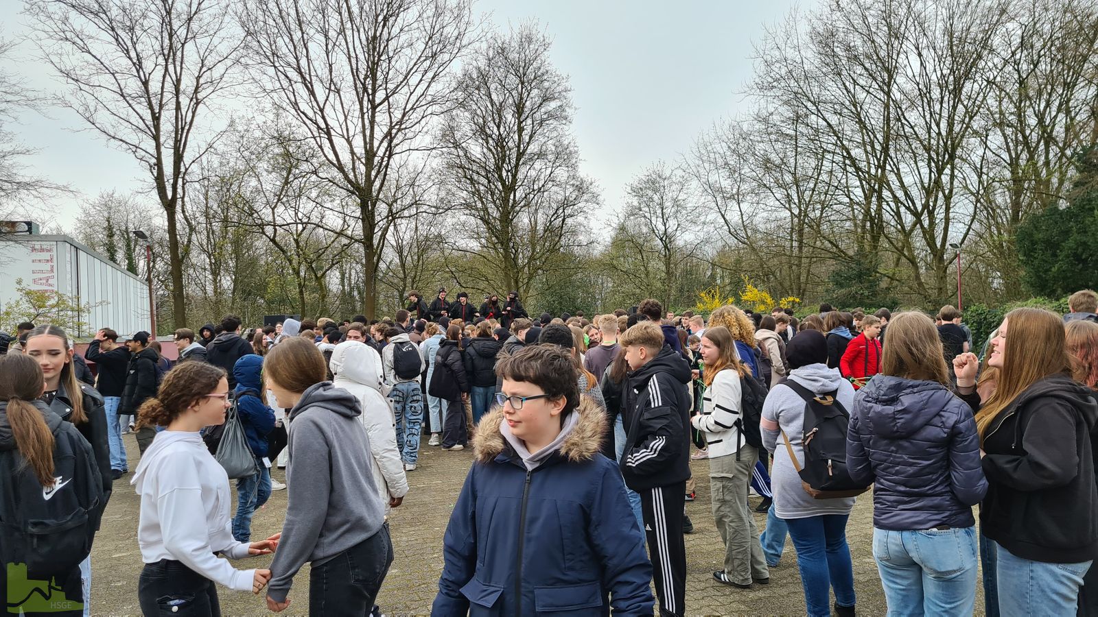 Chaos-Tag der Q2 mit Trecker auf dem Parkplatz